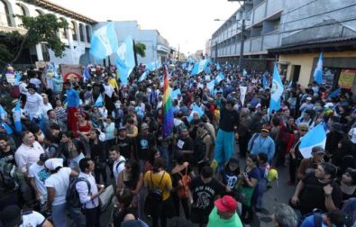 miles-protestan-contra-jimmy-morales-por-crisis-politica-y-piden-justicia-en-guatemala
